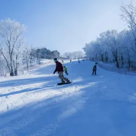 萬科松花湖滑雪場飛翔傘基地