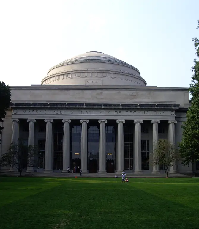 The famous view of the Building 10 at #mit in #cambridge, MA, just across the Charles River from #boston. MIT has a decent campus to walk around, though if you ask me #harvard is nicer. Still it's fun to see the Great Dome and walk along Infinity Way.
#triplocal