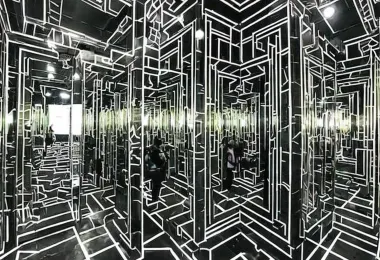 Mirror Maze 명소 인기 사진