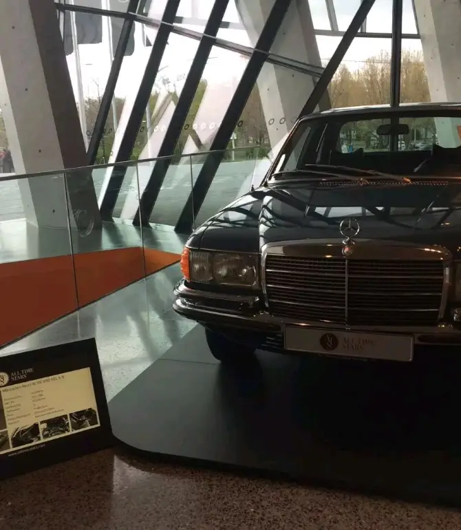 #境外遊 梅赛德斯奔驰博物馆是巴符州首府斯图加特必去景点。展示了奔驰的历史，也有各种车型，相当丰富。
#境外遊