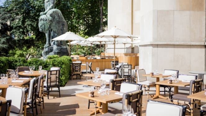 Cafè de l'Homme, Eating By The Eiffel Tower