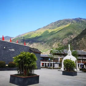 Ludingxian'erlangshanchuancanggonglu Memorial Hall