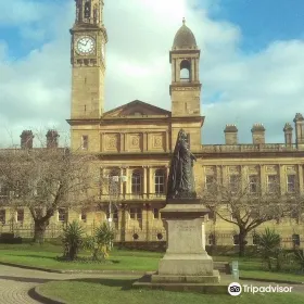 Queen Victoria Statue