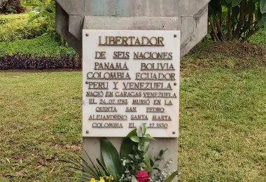 Monumento a Simon Bolivar รูปภาพAttractionsยอดนิยม
