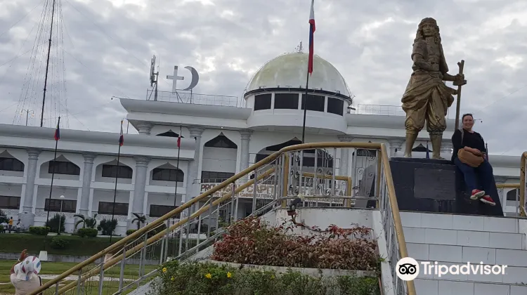 Who is the wife of Sultan Kudarat? Who is the wife of Sultan Kudarat?