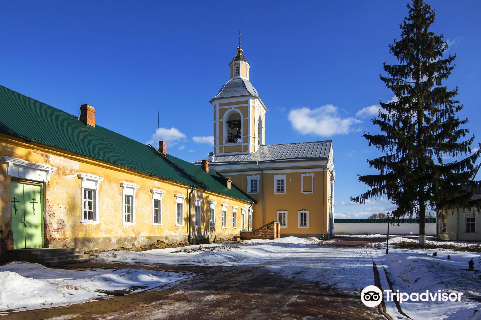 Памятник стулу в боровичах