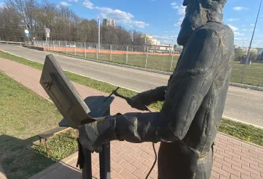 Nikolai Benardos Statue รูปภาพAttractionsยอดนิยม