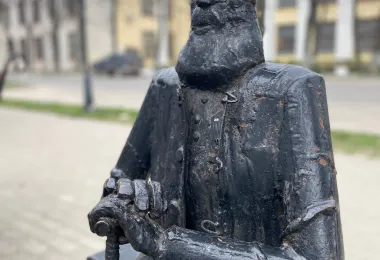 Monument to the Old Man on the Bench รูปภาพAttractionsยอดนิยม
