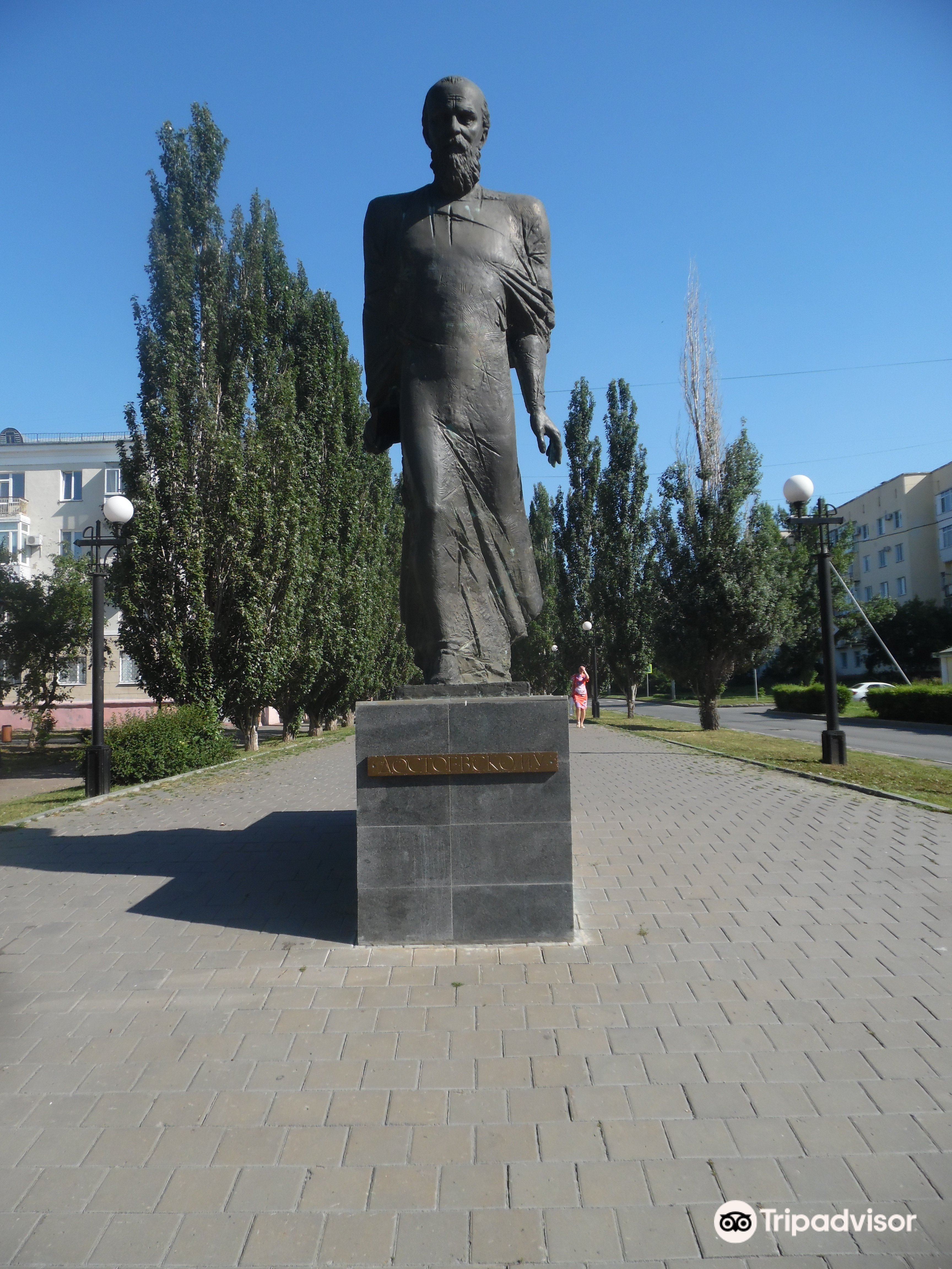 Достоевский омск. Памятник ф м Достоевскому в Омске. Автор памятник Достоевского в Омске. Памятник Достоевскому в Вологде. Памятник Достоевскому в Омске фото.