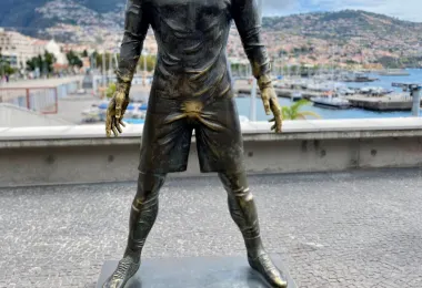 Estatua Cristiano Ronaldo รูปภาพAttractionsยอดนิยม