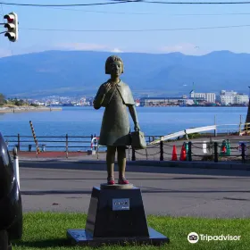 Akai Kutsu no Shojo Statue