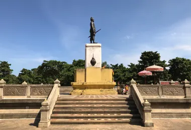 พระบรมราชานุสาวรีย์พระเจ้าอู่ทอง รูปภาพAttractionsยอดนิยม