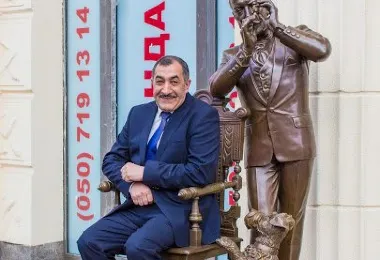 Jeweler Granovskiy Statue รูปภาพAttractionsยอดนิยม