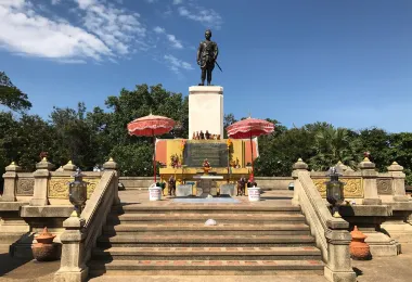 พระบรมราชานุสาวรีย์พระเจ้าอู่ทอง รูปภาพAttractionsยอดนิยม