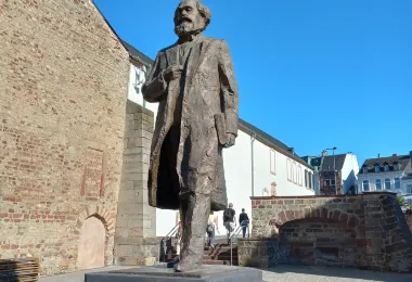 Karl-Marx-Statue รูปภาพAttractionsยอดนิยม