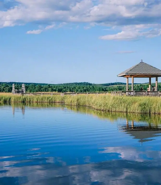 推薦一個很適合拍照的地方吧，河北七星湖濕地公園，因為七個小湖像是北斗七星得名，是個很靜謐的地方，倒映雲彩的湖、田園風的木屋，分分鐘拍出電腦桌面的節奏啊。