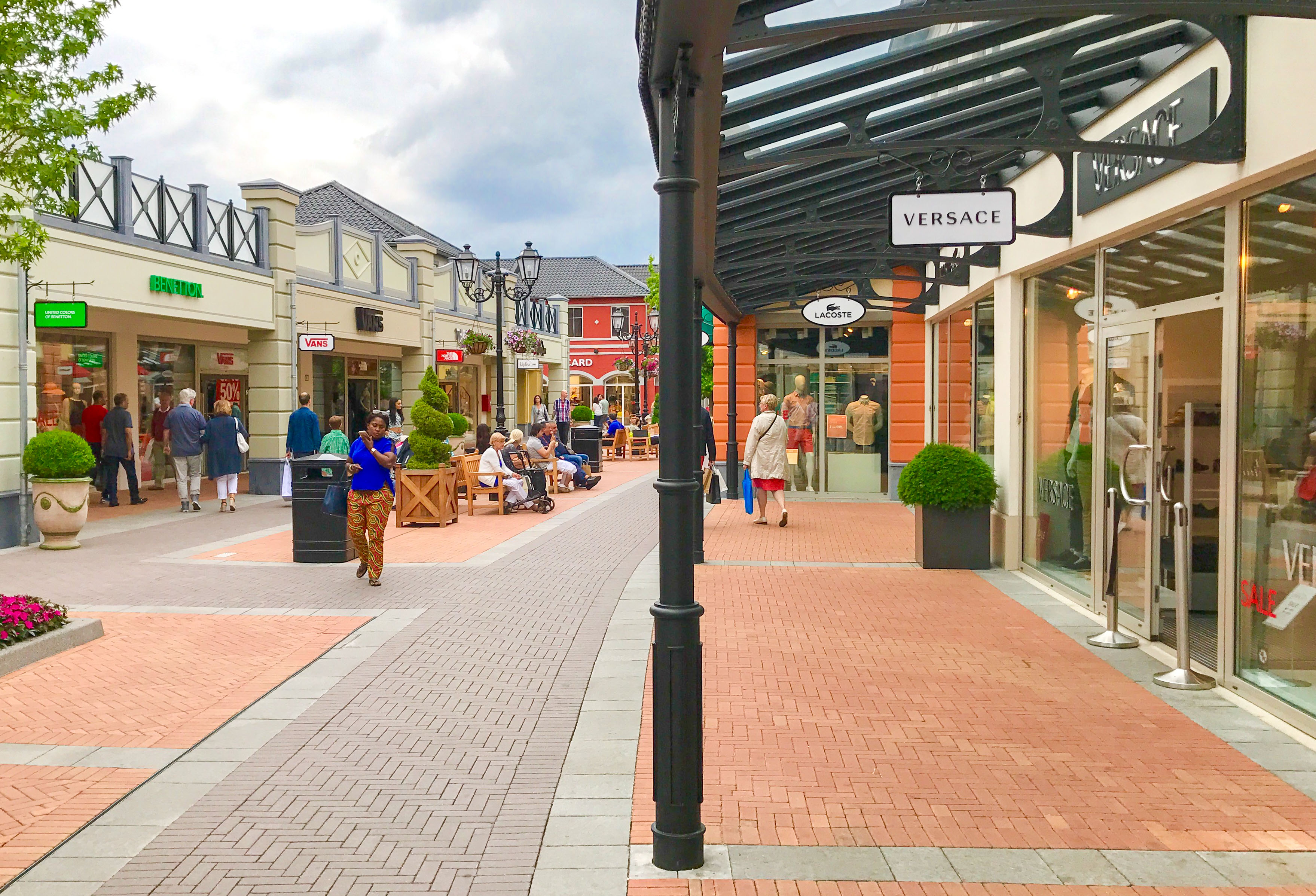 Designer Outlet Roermond - Summer days are long, warm and perfect to go  shopping – even after work. Enjoy great offers and some sundowner shopping  during our summer special opening offers from