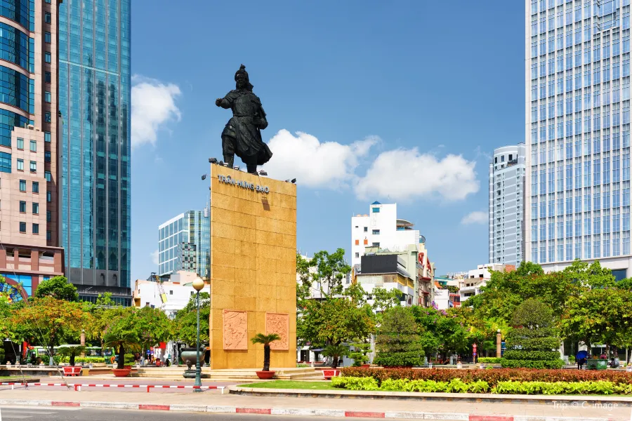 Trần Hưng Đạo Statue