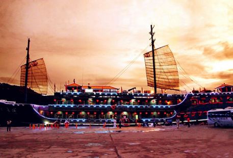 The Night Tour on the Sanya Bay by the “Great Wall on the Ocean” Antique Cruise Ship