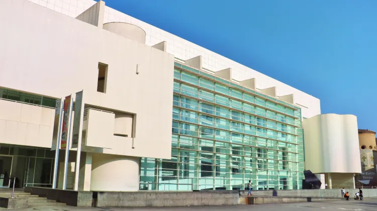 バルセロナ バルセロナ現代美術館 Macba 評判 案内 トリップドットコム