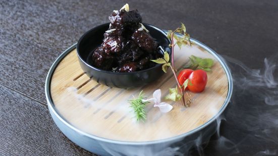Qian Hu Ge (Hilton Ningbo Dongqian Lake Resort)