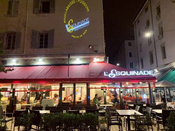 Tres Bon Restaurant De Fruits De Mer Sur Le Vieux Port Avis De Voyageurs Sur Chez Roger Coquillages Marseille Tripadvisor