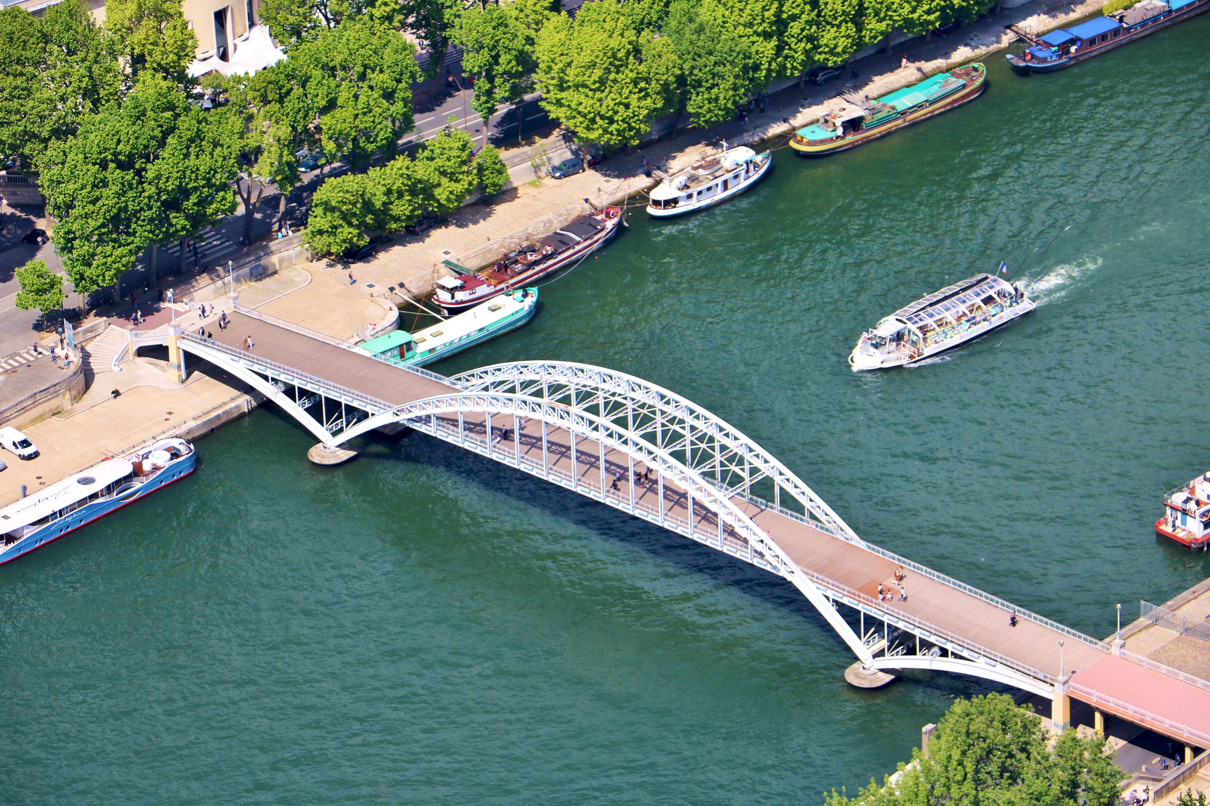 【携程攻略】巴黎塞纳河景点,乘地铁来到塞纳河边的新桥，由此起点开始漫步观赏美丽的塞纳河风光。…