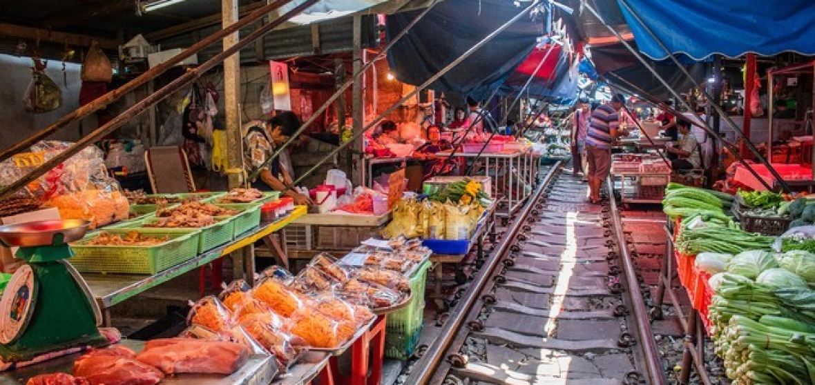 Mae Klong Railway Market (Hoop Rom Market)