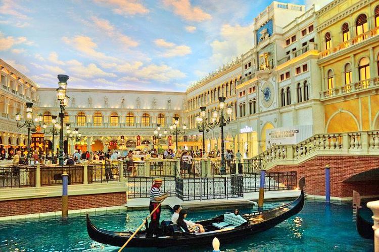 Gondola Rides travel guidebook –must visit attractions in Las Vegas ...