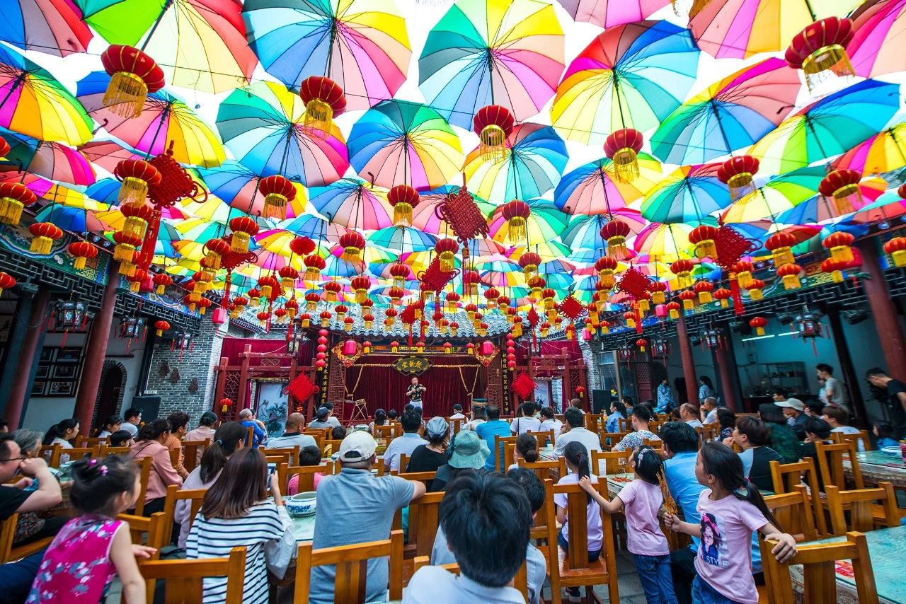 Group of travelers enjoying their time in Bozhou