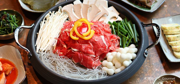 Maple Tree House Itaewon Reviews Food Drinks In Seoul Trip Com