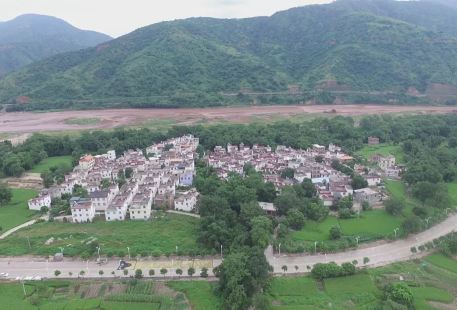 Ladong Dong Village