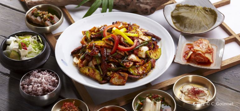 Maple Tree House Itaewon Reviews Food Drinks In Seoul Trip Com