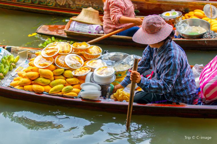 Damnoen Saduak Floating Market