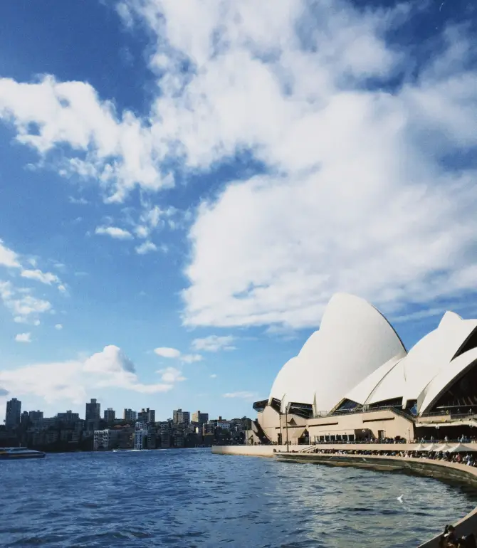 說到澳洲就想到悉尼，說到悉尼不得不去的就是悉尼歌劇院了❤️❤️

悉尼的交通還是很方便的，🚞火車直達circular quay，繞著海邊可以全方位打卡悉尼歌劇院和海港大橋🌉

想要拍攝更好的角度的話，建議大家可以在circular quay乘坐去taronga zoo的ferry～票價也很便宜，經濟實惠的平價遊輪🛳旅行！可以拍到歌劇院和海港大橋在一起的絕佳角度💙💙💙

澳洲必打卡！！🇦🇺🇦🇺
