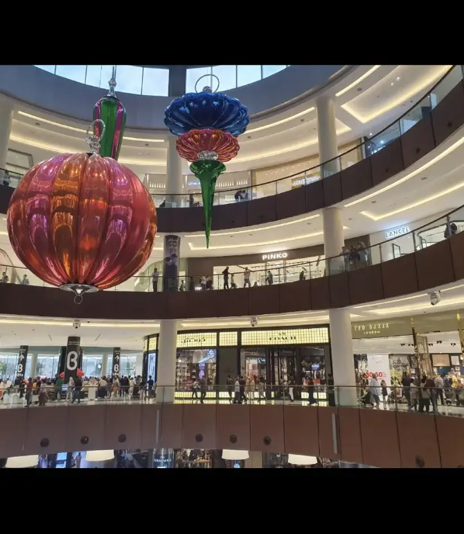 ✔️ The Dubai Mall, Finanzal Centre Road, In der Dubai Mall, Dubai, United Arab Emirates 
🕖월화수 10:00-24:00, 목금토일 10:00-01:00

 오늘은 두바이몰을 방문한 경험을 소개해드리려고 해요!두바이 관광의 하이라이트라고 할 수 있을정도로 굉장히 큰 쇼핑몰입니다! 안에는 대표적으로 굉장히 큰 아쿠아리움이 있는데, 돈을 내고 들어가지 않아도 쇼핑몰 건물 1층에서 대형 유리로 볼 수 있었어요! 정말 신기한 경험이었답니다☺️☺️ 안에는 많은 가게들과 음식점이 있어서 구경하는 데 만 해도 너무 즐거웠던 것 같아요! 바로 옆에 부르즈칼리파가 있어서 여행 동선을 같이 짜면 더욱 좋을 것 같습니다:) 엘레베이터를 타고 건물 꼭대기에도 방문할 수 있다고 하니 기회가 되신다면 꼭 방문해보세요!

 #두바이몰 #여름휴가 #방학여행 #여행지추천 #두바이여행 #중동여행 #두바이쇼핑몰 #부르즈칼리파 #나들이 
#안전여행