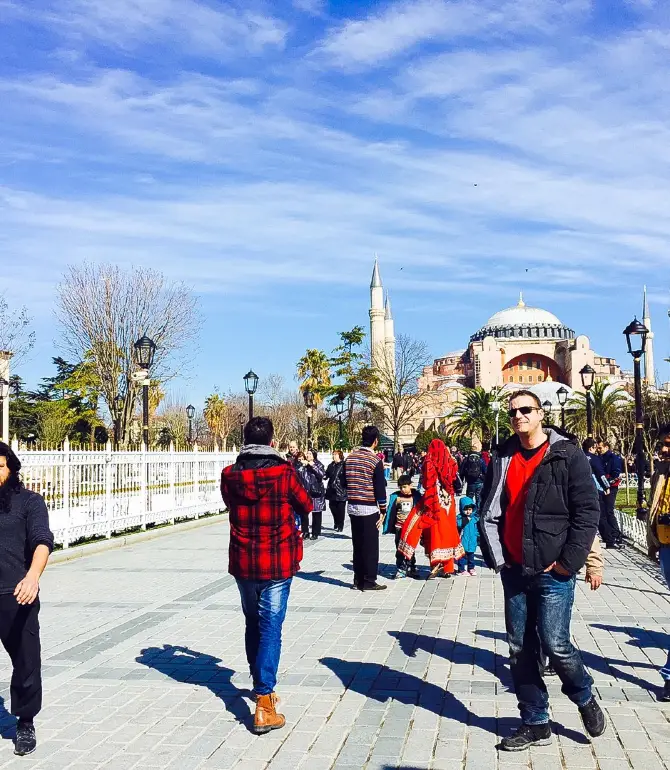 📍터키 이스탄불


터키 사람들은 친화력이 정말 좋아서 다니는 내내 재밌었어요! 말도 먼저 걸어주고.. 하지만 길에 대형견들이 풀려 있는건 조금 무서웠습니다ㅠ 그래도 건축물도 이쁘고 다시 한 번 가고싶어요!


#터키여행 #혼자여행 #이스탄불 #이스탄불여행