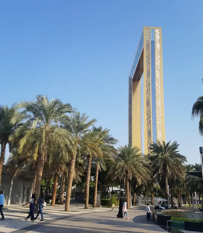 ✔️두바이 프레임
📍Zabeel Park Jogging Track - Za'abeelAl Kifaf,Dubai,United Arab Emirates. 

 오늘은 두바이에 있는 두바이 프레임에 대해 소개해드리려고 해요! 두바이 프레임은 높이가 150m에 이르는 엄청 높은 액자 모양의 독특한 건물이랍니다. 차로 이동하면서 멀리서만 봤었는데, 가까이서 보기 위해 두바이 프레임이 있는 Zabeel Park를 방문했어요! Zabeel Park의 입구를 통해 두바이 프레임에 들어갈 수 있었는데, 입장 줄이 너무 길어서 엄청 오래 기다려야 하는 상황이었어요ㅠㅠ 저는 이미 여러 곳에서 두바이 전망을 보기도 했기에 들어가지 않기로 하고 가까이에서 보기만 했답니다! 정말 두바이 프레임 밖에 유리창이 너무 반짝이고 예뻤고, 액자모양이라 특이하면서도 너무 아름다웠어요!! 재미있게 사진찍고 구경하느라 시간 가는 줄 몰랐답니다! 들어가보진 않았지만, 프레임 양쪽에 엘레베이터가 있고 위쪽이 길게 전망대라고 해요! 그래서 한 번에 입장 인원도 제한이 있는 것 같습니다! 기회가 되신다면 꼭 한번 방문해서 웅장함을 느껴보세요! ❤️

 #두바이여행 #중동여행 #두바이프레임 #데이트코스 #국외가볼만한곳 #커플여행
#여름을담다#안전여행