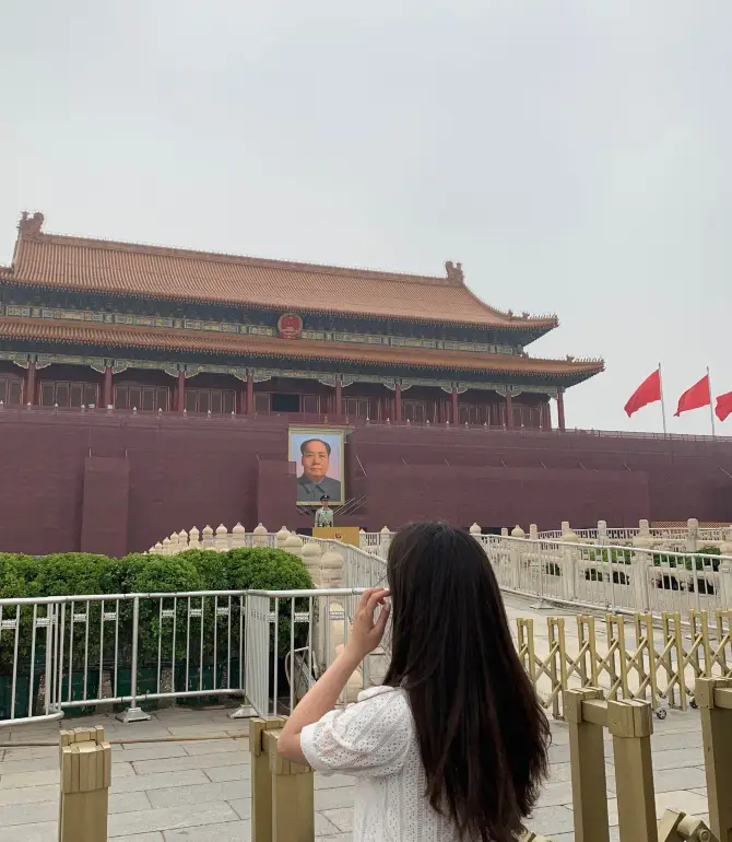 베이징가면 꼭 가야할 곳, 천안문과 자금성이 있죠!

제가 갔을 땐, 아쉽게도 공사중이어서 완전한 천안문을 찍진 못했어요😭

천안문 앞에서 한 컷 찍고 자금성을 구경했답니다.
자금성도 어마무시하게 커서 발이 아팠네용😅

그래도 그만큼 중국의 스케일을 느끼고 왔습니다!🙌🏻



📌 4 Jingshan Front St, Dongcheng, Beijing, 중국 100886

#베이징여행 #북경여행 #혼자여행 #자금성 #천안문 #해외여행 #중국여행 #천안문광장 #도시여행 #여행지추천 #인생샷명소 #핫플