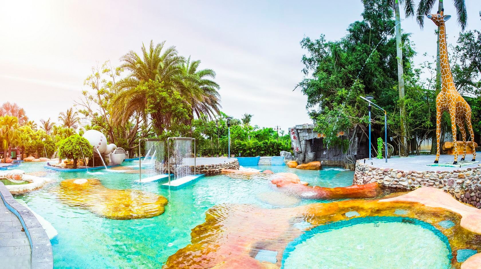 น้ําพุร้อนบลูมูนเบย์