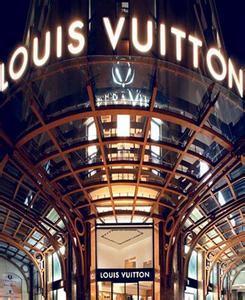 Shopping itineraries in Louis Vuitton Island Store in October