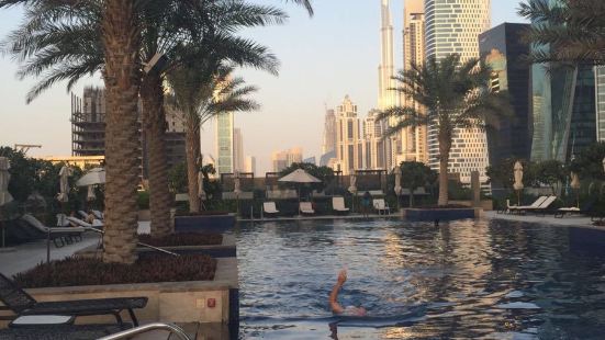 Waves Pool Bar at JW Marriott Hotel Dubai