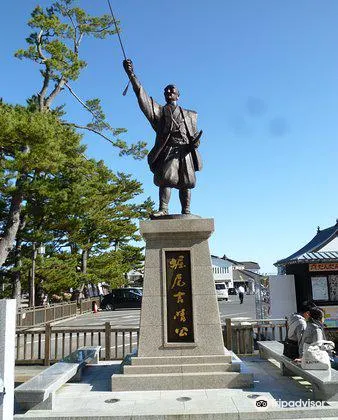 堀尾吉晴公の像