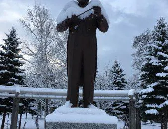 Leonard Bernstein Statue รูปภาพAttractionsยอดนิยม