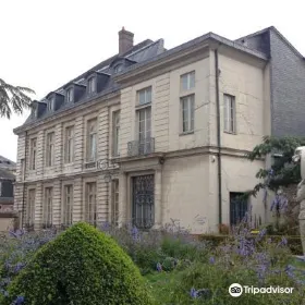 Ceramics Museum (Musee de la Ceramique)