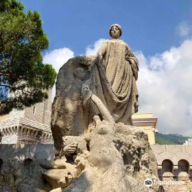 Hommage des Colonies Etrangeres Statue
